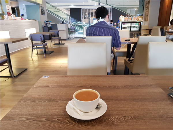店家回应未开封饮品中有蟑螂:不可能出现蟑螂