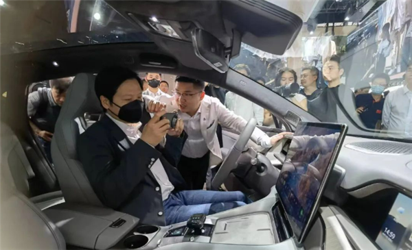雷军现身比亚迪腾势、仰望展台 用小米13 Ultra狂拍