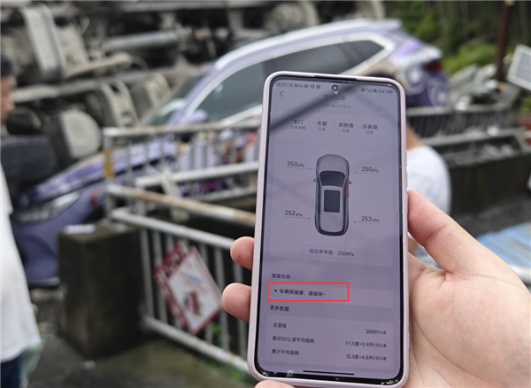比亚迪宋被泥头车压扁半个车身 救人一命 车主：还买新能源汽车