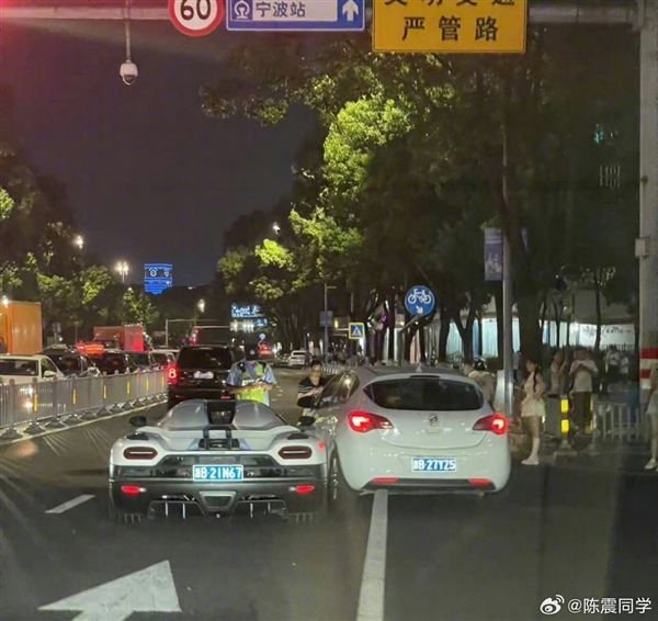 别克跨实线撞上千万元的科尼塞克 网友：卖车也不够赔