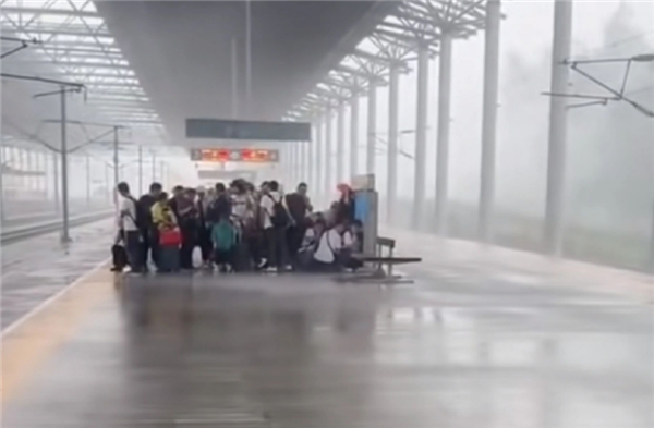乘客雨中后车 高铁站台为什么不能打伞上热搜：官方说明