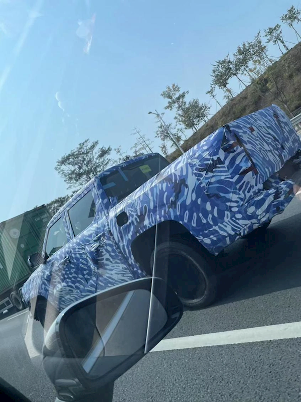 比亚迪全新皮卡现身:前脸超硬核
