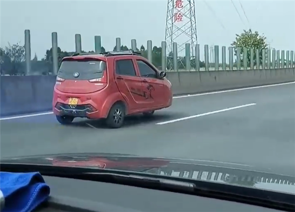 一老年代步三轮车高速路狂飙:大众车速95km/h勉强跟上