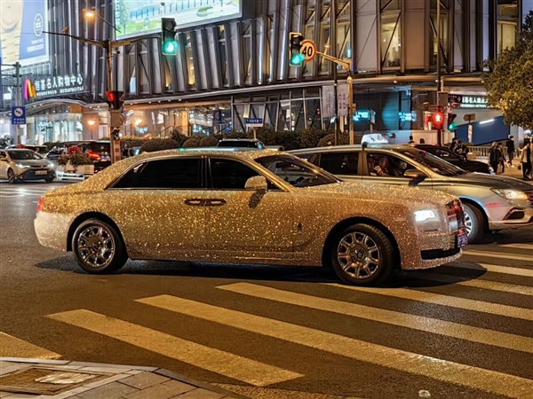 上海街头现满钻劳斯莱斯古斯特 律师提醒:改装需备案