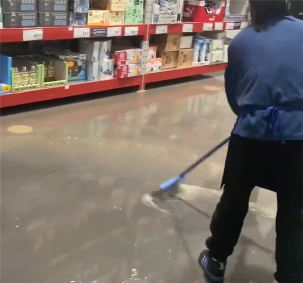 上海暴雨 山姆会员店被淹：网友调侃又又变汤姆了