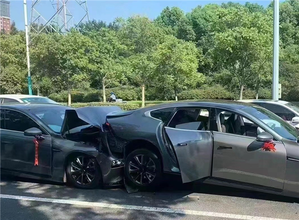 一串小鹏P7连环追尾 小鹏汽车回应:拿普通故事抹黑辅助驾驶