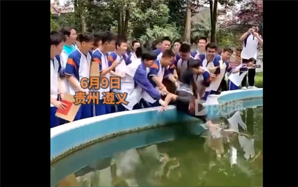 高考结束后全班把老师扔进水池寓意“集体上岸” 家长:报答老师情谊(图1) 高考结束后全班把老师扔进水池寓意“集体上岸” 家长:报答老师情谊