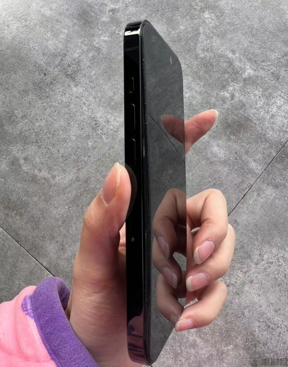 到手还没半年!iPhone电池被曝出现严重鼓包现象:这俩机型要注意了