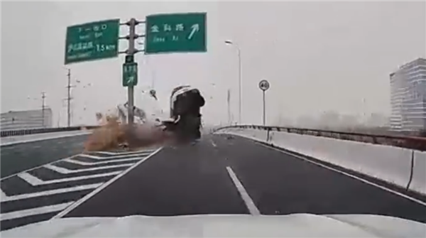 上海中环内圈发生单车事故 官方通报:车辆起火翻滚地面 驾驶员死亡