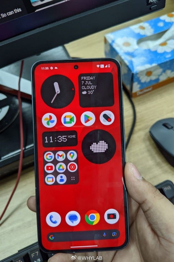 Nothing Phone（2）真机照曝光：经典透明后盖
