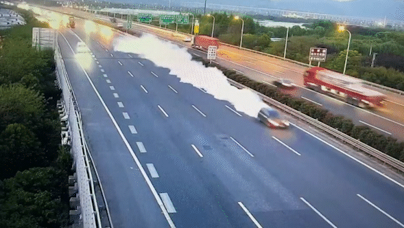 高速上惊现喷气式汽车 车尾一路滚滚浓烟 涡轮增压器坏了