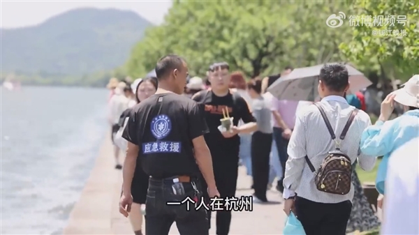 男子在西湖捞手机 日入约一万:高危职业