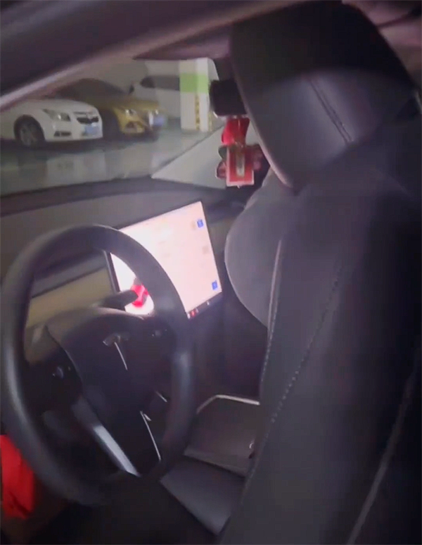 特斯拉Model Y出现离奇故障 车主:差点被座椅单杀(图4) 特斯拉Model Y出现离奇故障 车主:差点被座椅单杀