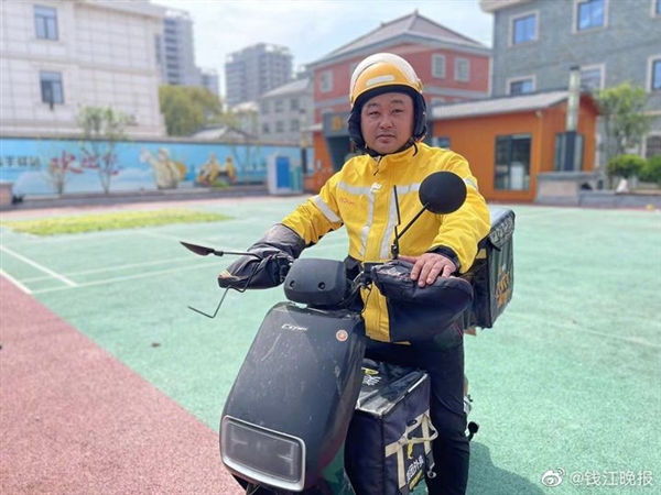 女子深夜点三次白酒外卖!小哥报警救了她:原本想轻身