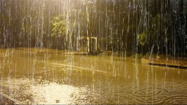 贵阳暴雨地铁“喷水池”站真成喷水池 站内楼梯成“河道”