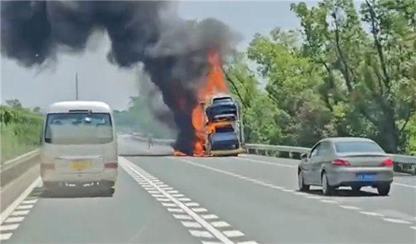 一车问界新车高速路上起火 物流公司回应：运输卡车刹车抱死引起