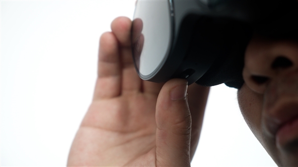 这才是元宇宙!HTC VIVE XR 精英套装视频体验:精巧设计 久戴不累