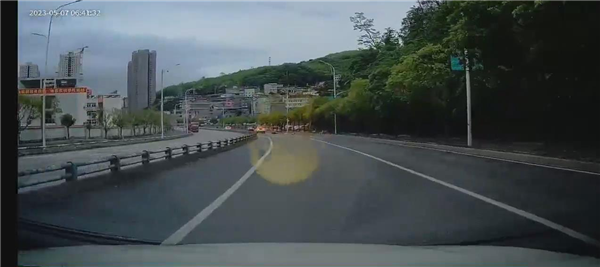 重庆一摩托车发生事故 两人死亡现场惨烈:官方证实 为何飚车停不下来?