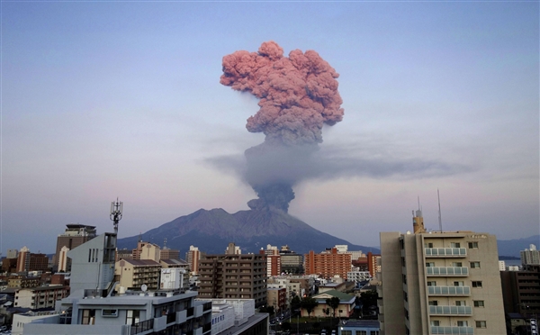 地震致日本鹿儿岛火山喷发：两公里内可能“天降落石”