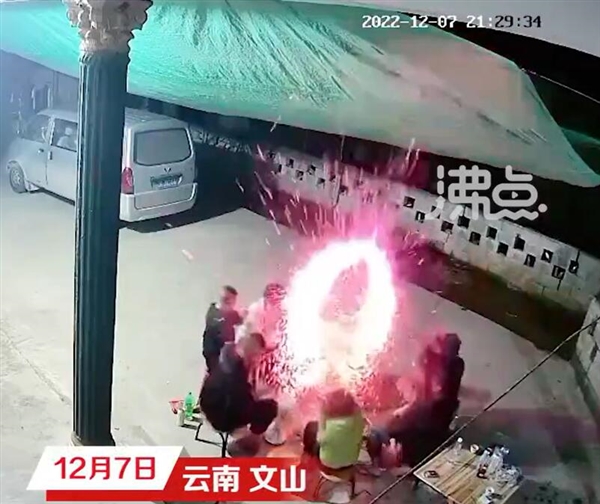 一家人围坐暖火盆突然爆炸：火焰窜出数米高