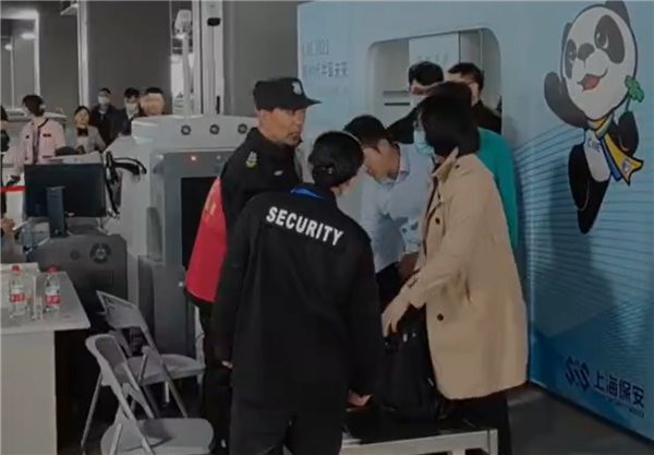 上海车展安检需开包查是否有横幅:避免两年前“特斯拉车顶维权”重现