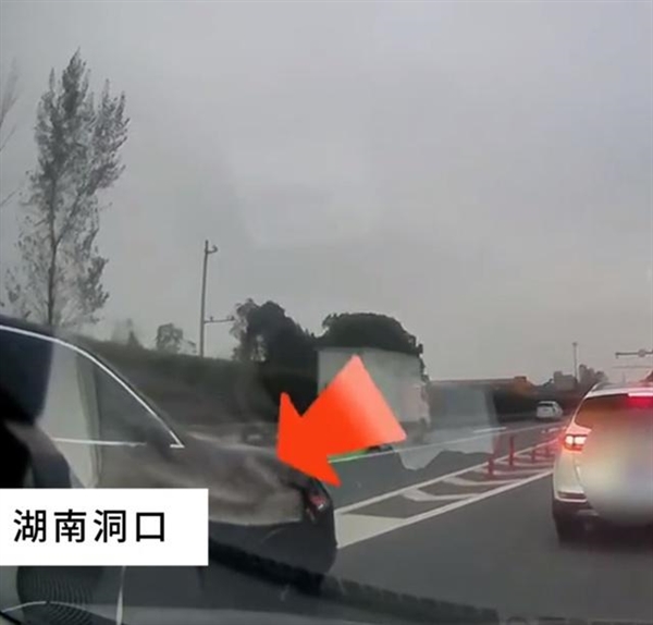 保时捷高速插队未成恐吓当事车主：你没看到我开的车吗 网友喊话应重罚