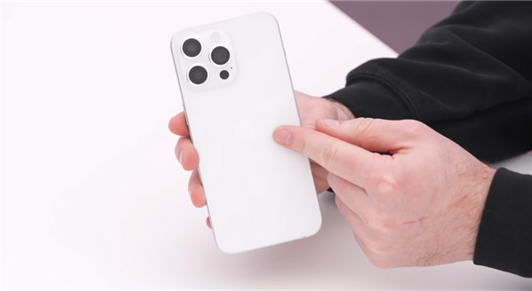 iPhone 15 Pro Max机模上手:1.57mm超窄边框、Type-C接口