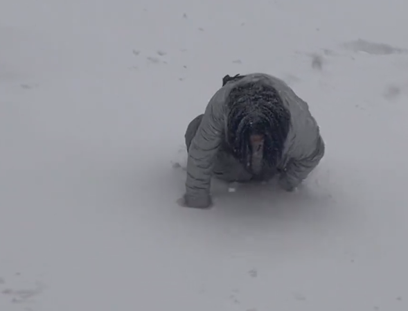 女生考完4级遇暴雪 手脚并用爬回寝室：南方大部仍有雨雪