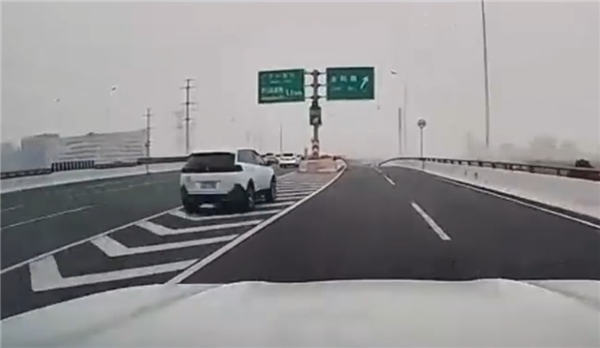 上海中环内圈发生单车事故 官方通报:车辆起火翻滚地面 驾驶员死亡