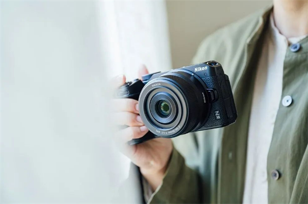 2099元!尼康尼克尔Z DX 24mm f/1.7正式发布:夜拍画质绝