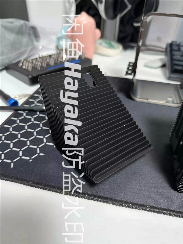 RTX 4090 Ti四插槽巨型散热器隐藏三风扇！22条热管怕不怕？