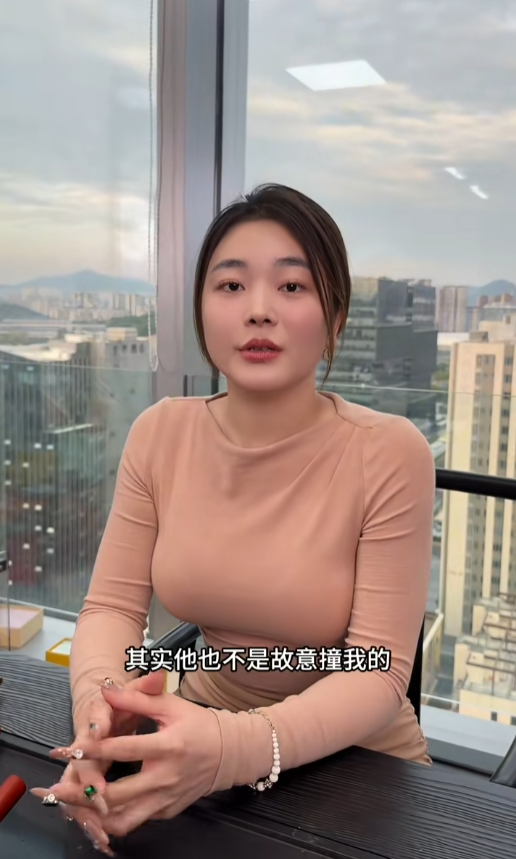 劳斯莱斯女车主回应货车被认全责：司机大哥不容易 超出部分她自己承担