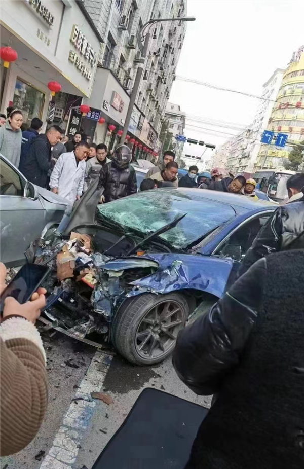 温州特斯拉事故驾驶员家属发声:记不清车辆失控场景 妻子去世自责