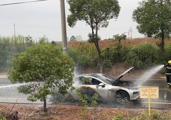 浙江一小鹏电动车行驶中起火 消防：撞到石头了