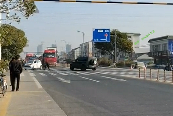 老头乐事故后失控：绕着路虎卫士不停转圈