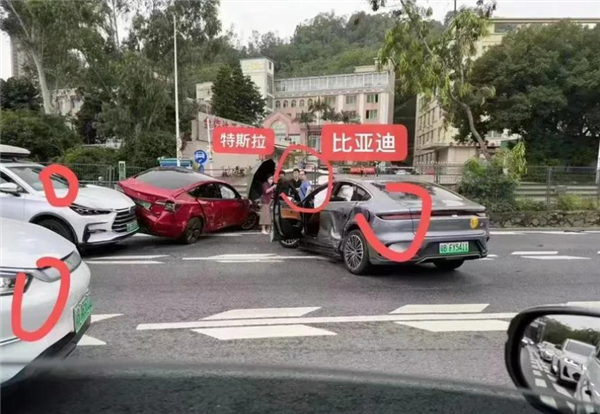 街头一特斯拉被比亚迪“围殴”?画面太喜感