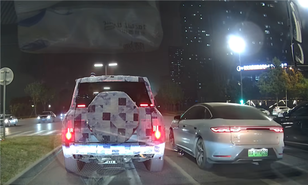 仰望红绿灯起步加速果然快 痛击自家兄弟比亚迪汉EV