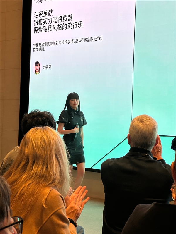 库克现身北京三里屯Apple零售店:微博晒自己与黄龄合影