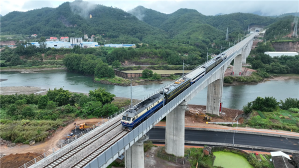 名字太萌了！“龙龙高铁”福建段开始联调联试：设计时速250公里