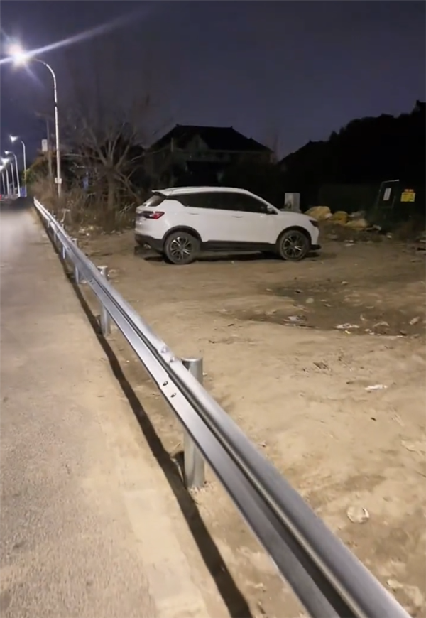 男子车停路边去吃烧烤 回来瞬间崩溃:路边已装上护栏