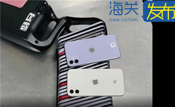 被紧张神情出卖!女子电动车电池仓藏28台iPhone入境被查