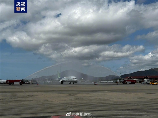 全球首架国产大飞机C919首飞三亚 民航最高接待礼“过水门”接风