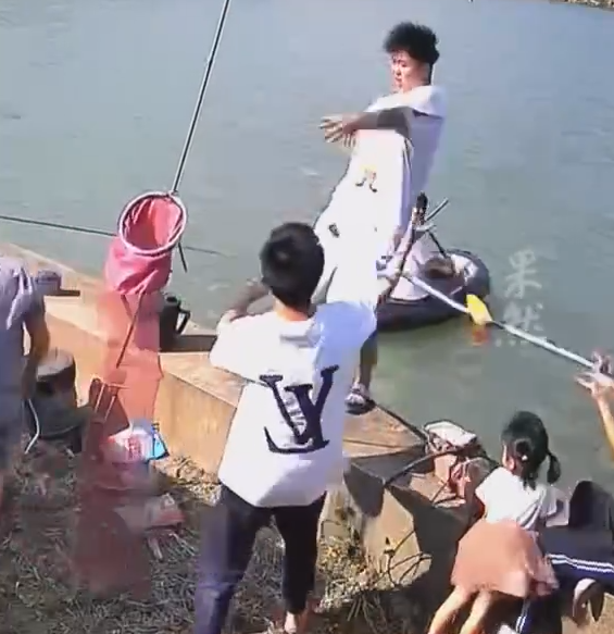 男子掉入鱼塘前紧急扔出手机：价值一万多