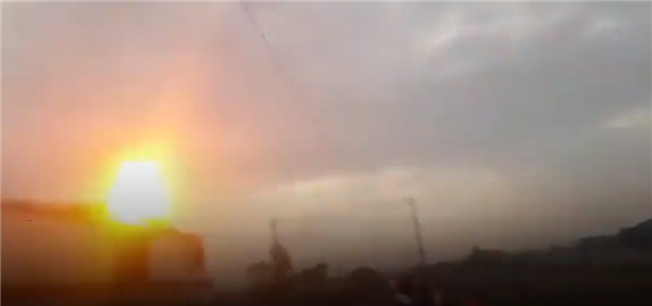 狠人!印度一男子爬火车摸25000伏高压电 瞬间成火球吓坏网友