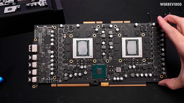 当今世界唯一的双芯显卡AMD W6800X Duo:3.3万元只能欺负RTX 4080