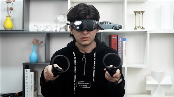 这才是元宇宙!HTC VIVE XR 精英套装视频体验:精巧设计 久戴不累