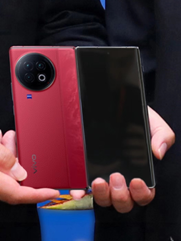 vivo X Fold2真机亮相：经典华夏红配色、“天圆地方”设计