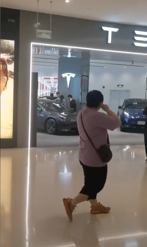 上海一商场特斯拉展车喇叭响不停 销售员束手无策 路人纷纷堵耳