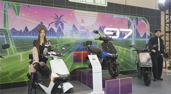 3499元起 绿源液冷全能旗舰S70发布:石墨烯电池能跑120km