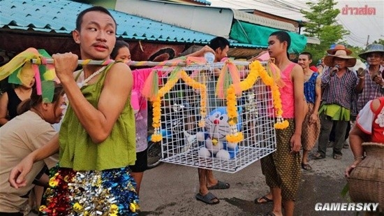 连日干旱需要祈福又不想虐猫 泰国人把哆啦A梦祭天了